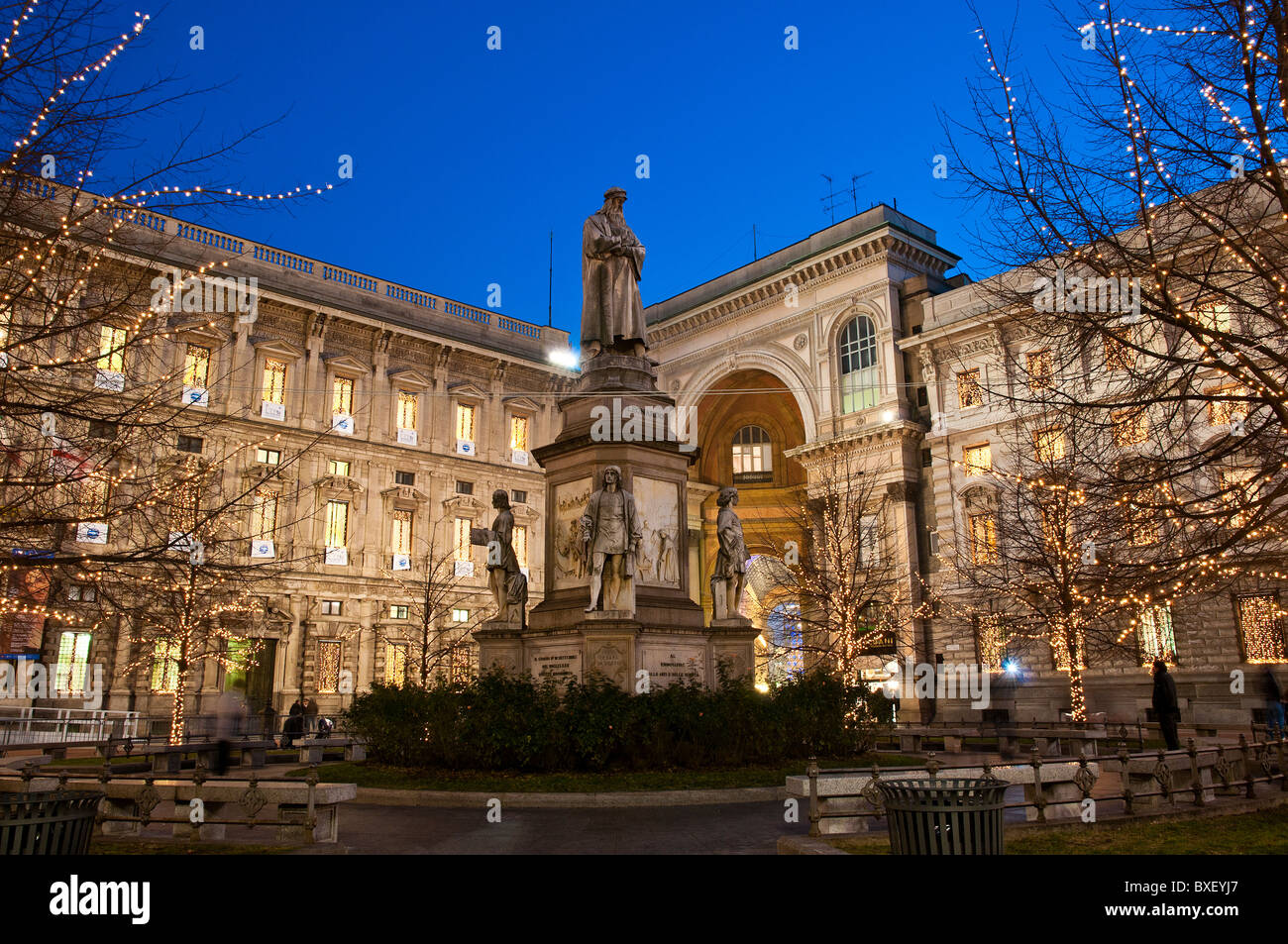 Voir à la tombée de la Piazza de la Scala La Scala (Square) décorées avec des lumières de Noël, Milan, Italie Banque D'Images