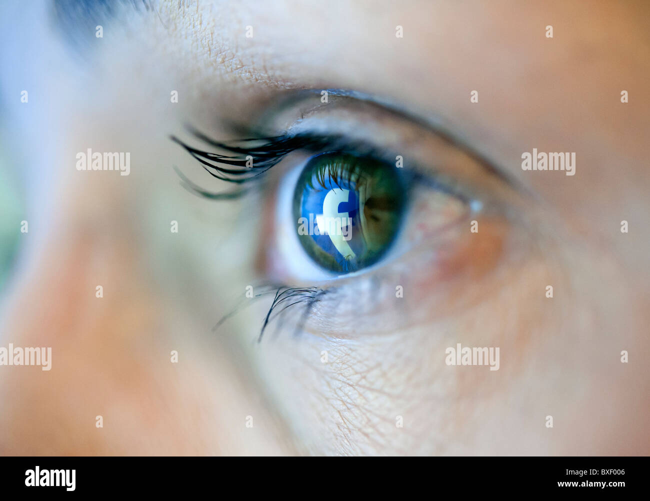 Réflexion dans un oeil du logo du site Web Facebook des médias sociaux Banque D'Images