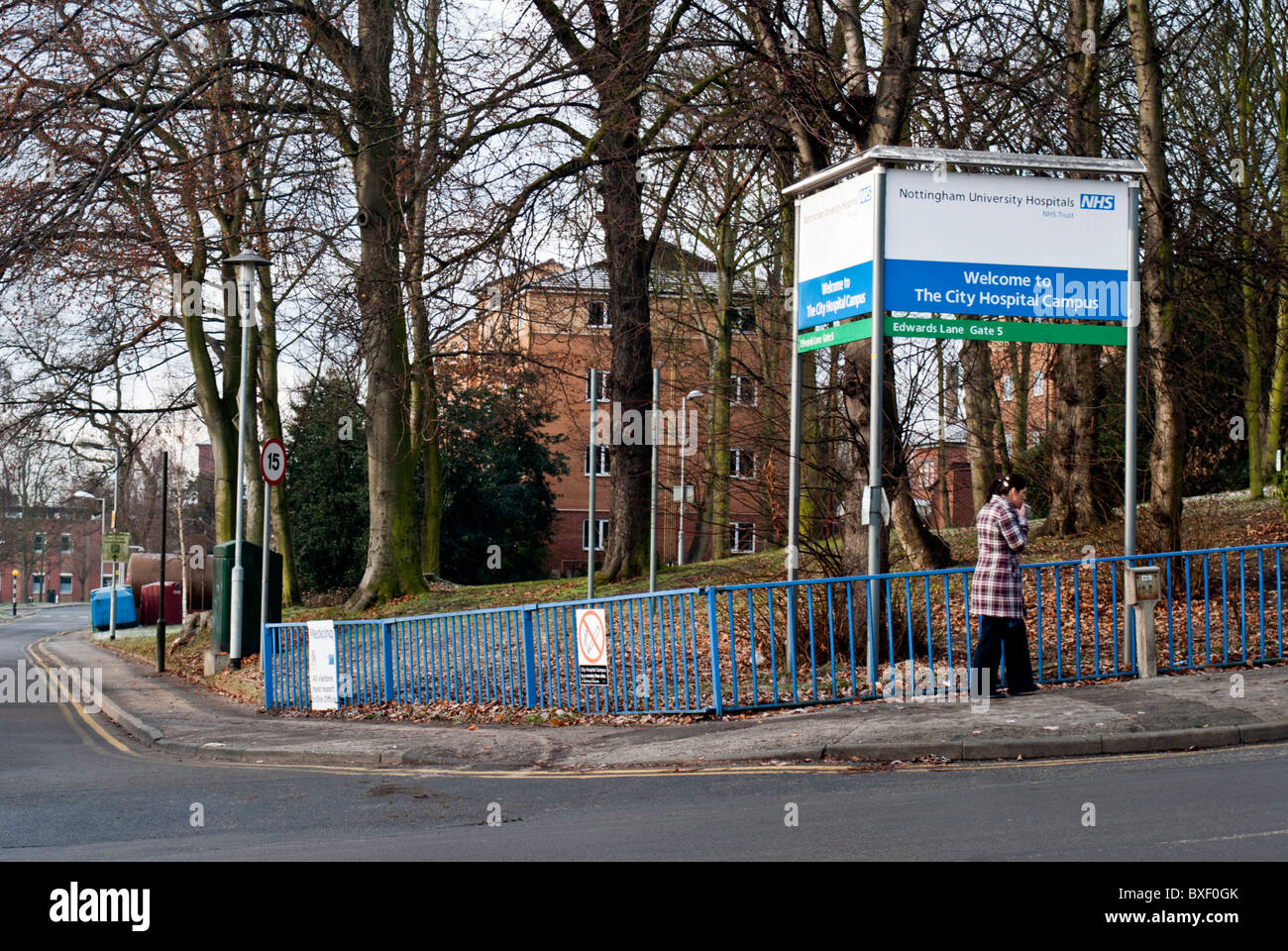 Une femme se tient en dehors de Nottingham City Hospital fumer une cigarette Banque D'Images