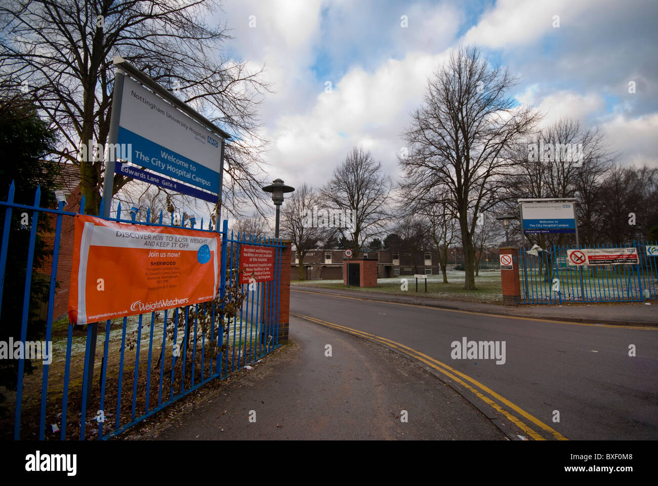 Le Conseil Bienvenue à l'extérieur de l'une des entrées d'Edwards Lane Nottingham City Hospital, Nottinghamshire, Angleterre, Royaume-Uni. Banque D'Images
