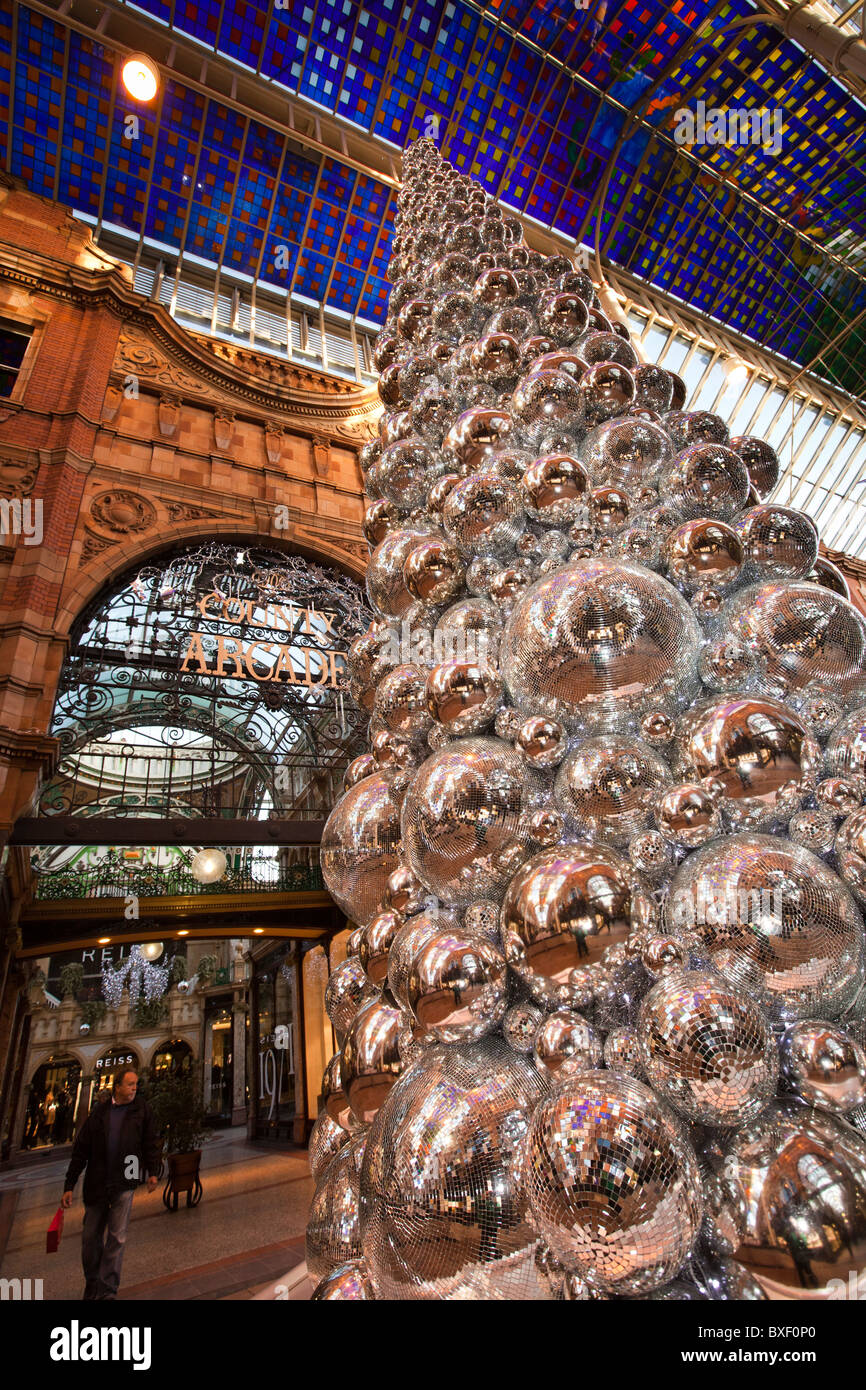 Royaume-uni, Angleterre, dans le Yorkshire, Leeds, Victoria Quarter, glitter ball arbre de Noël dans la rue Queen Victoria Banque D'Images