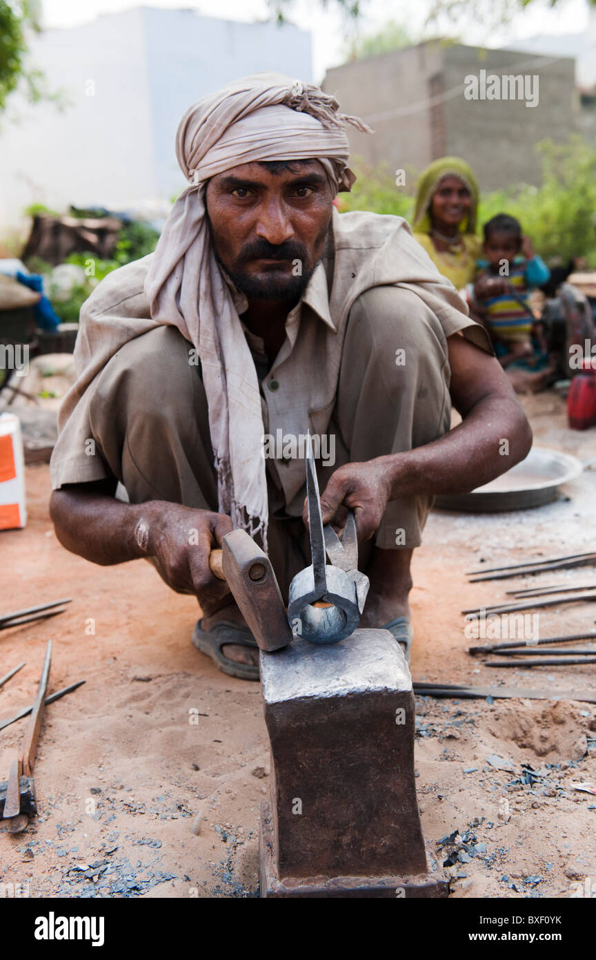 Gadia Lohar. Rajasthan nomade homme forger ax généraux. L'errance de l'Inde les forgerons. L'Inde Banque D'Images