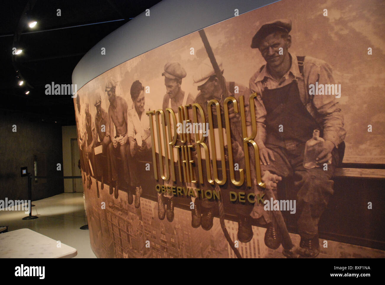 La célèbre photo se briser sur les gratte-ciel dans le hall du Rockefeller Center à New York Banque D'Images