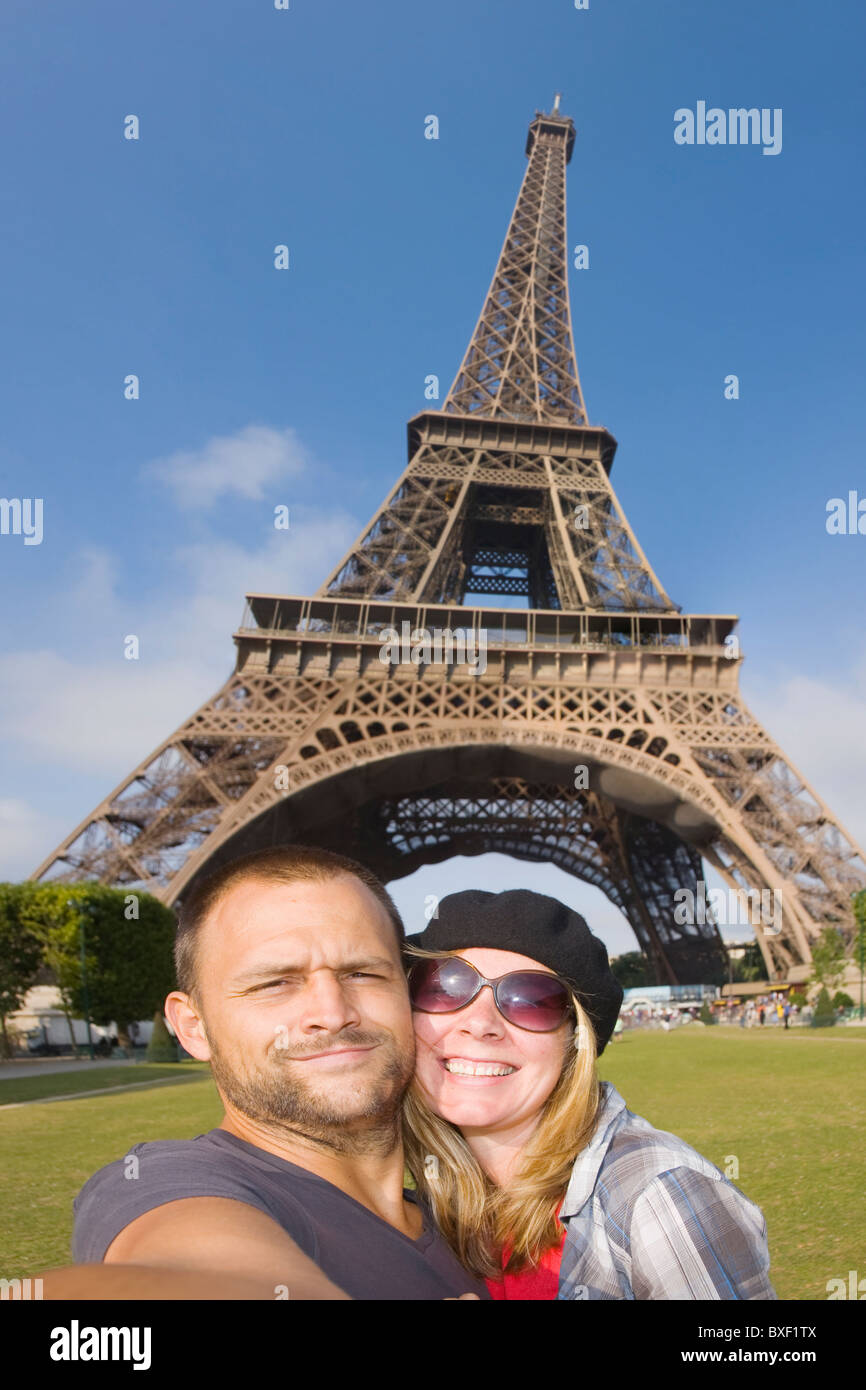 Couple taking a self portrait en face de la Tour Eiffel Banque D'Images