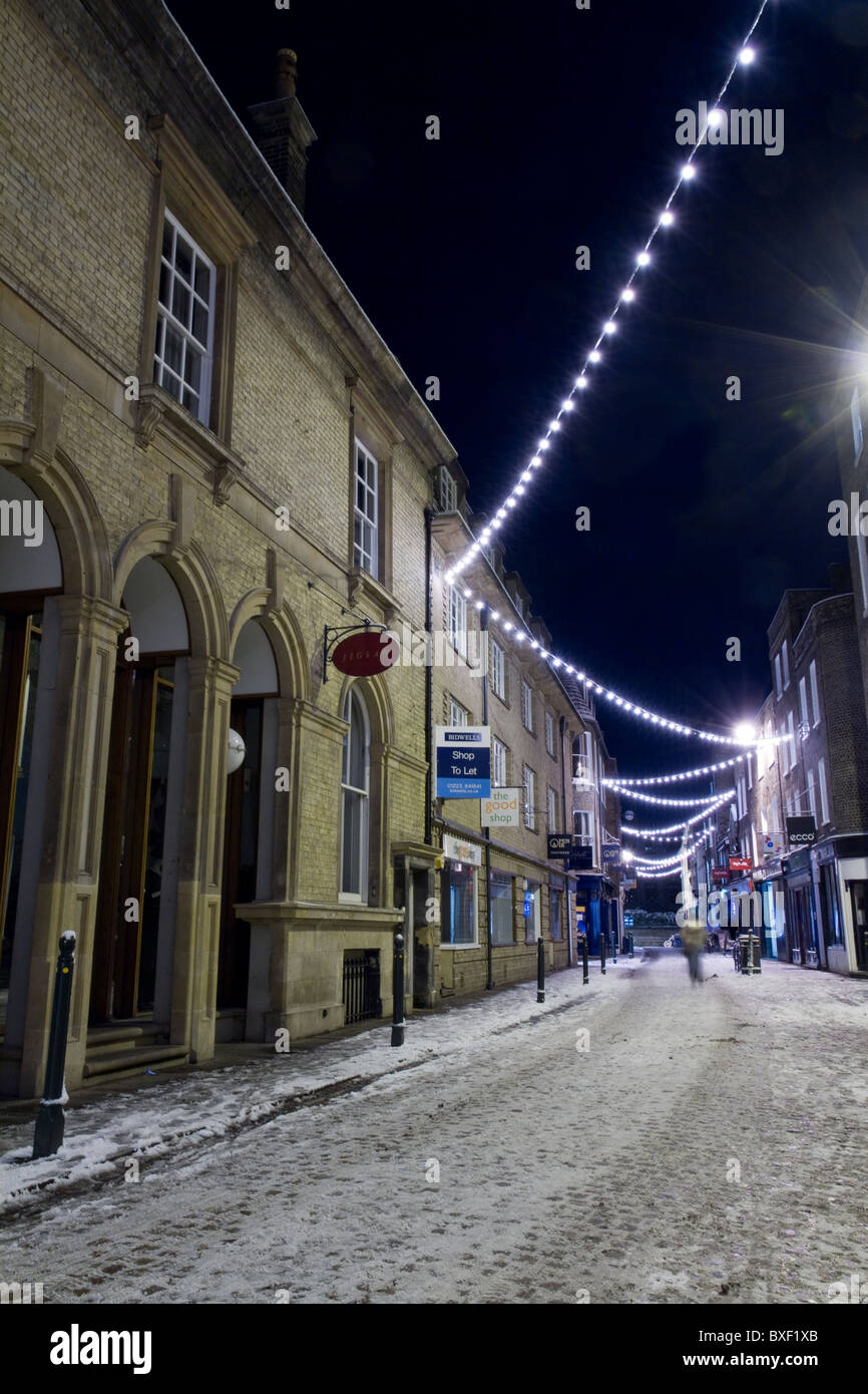 Lumières de Noël Simple sont étirées sur Green Street à Cambridge Banque D'Images