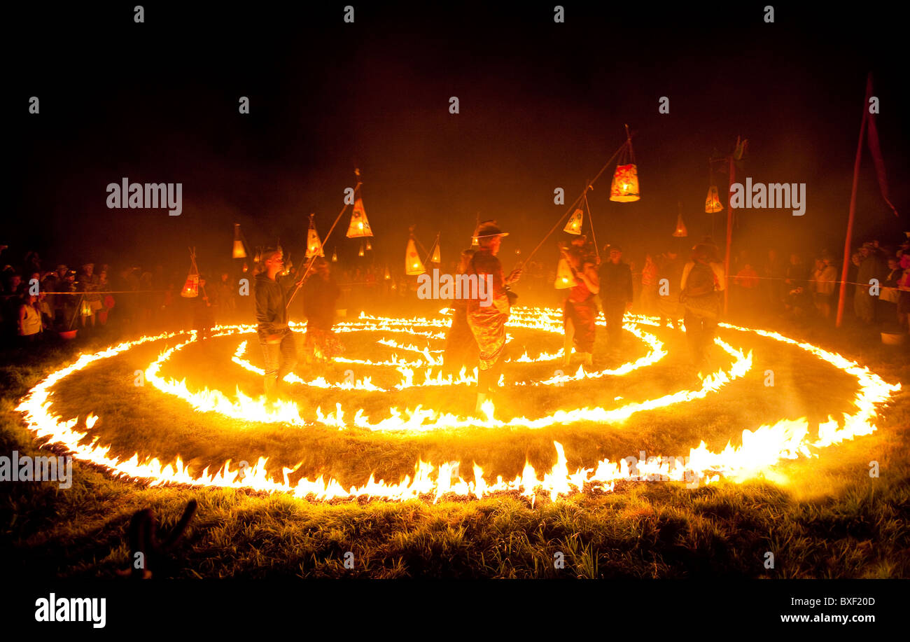 Cercle de feu dans le champ vert au festival de Glastonbury. Banque D'Images