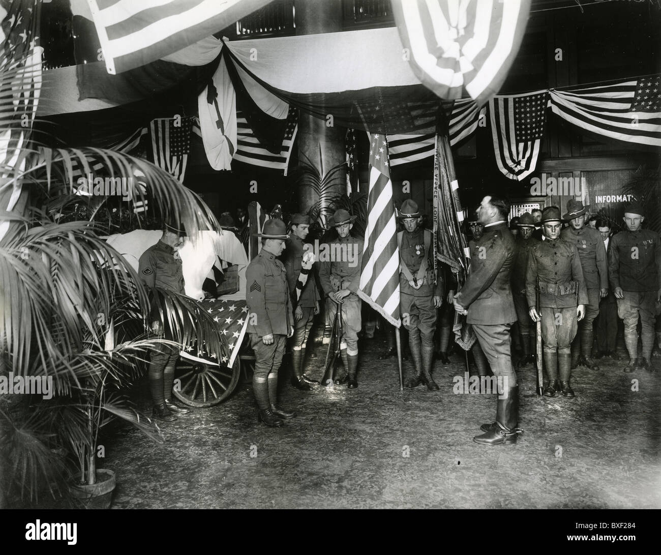 Les soldats d'infanterie de l'armée américaine 339rapatrier les corps de leurs camarades morts dans la PREMIÈRE GUERRE MONDIALE Au cours de l'expédition américaine dans la Russie du Nord Banque D'Images Les soldats d'infanterie de l'armée américaine 339rapatrier les corps de leurs camarades morts dans la PREMIÈRE GUERRE MONDIALE Au cours de l'expédition américaine dans la Russie du Nord Banque D'Images
