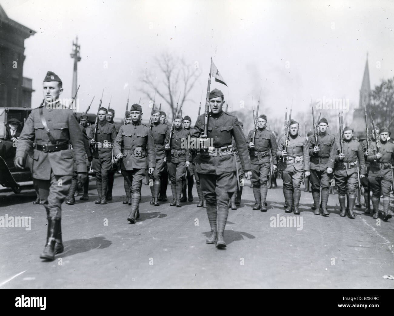 La Division de l'armée des États-Unis 32e Flèche rouge des marches à Detroit au cours de la PREMIÈRE GUERRE MONDIALE, homecoming parade 12 mai 1919 anciens combattants des soldats Banque D'Images La Division de l'armée des États-Unis 32e Flèche rouge des marches à Detroit au cours de la PREMIÈRE GUERRE MONDIALE, homecoming parade 12 mai 1919 anciens combattants des soldats Banque D'Images