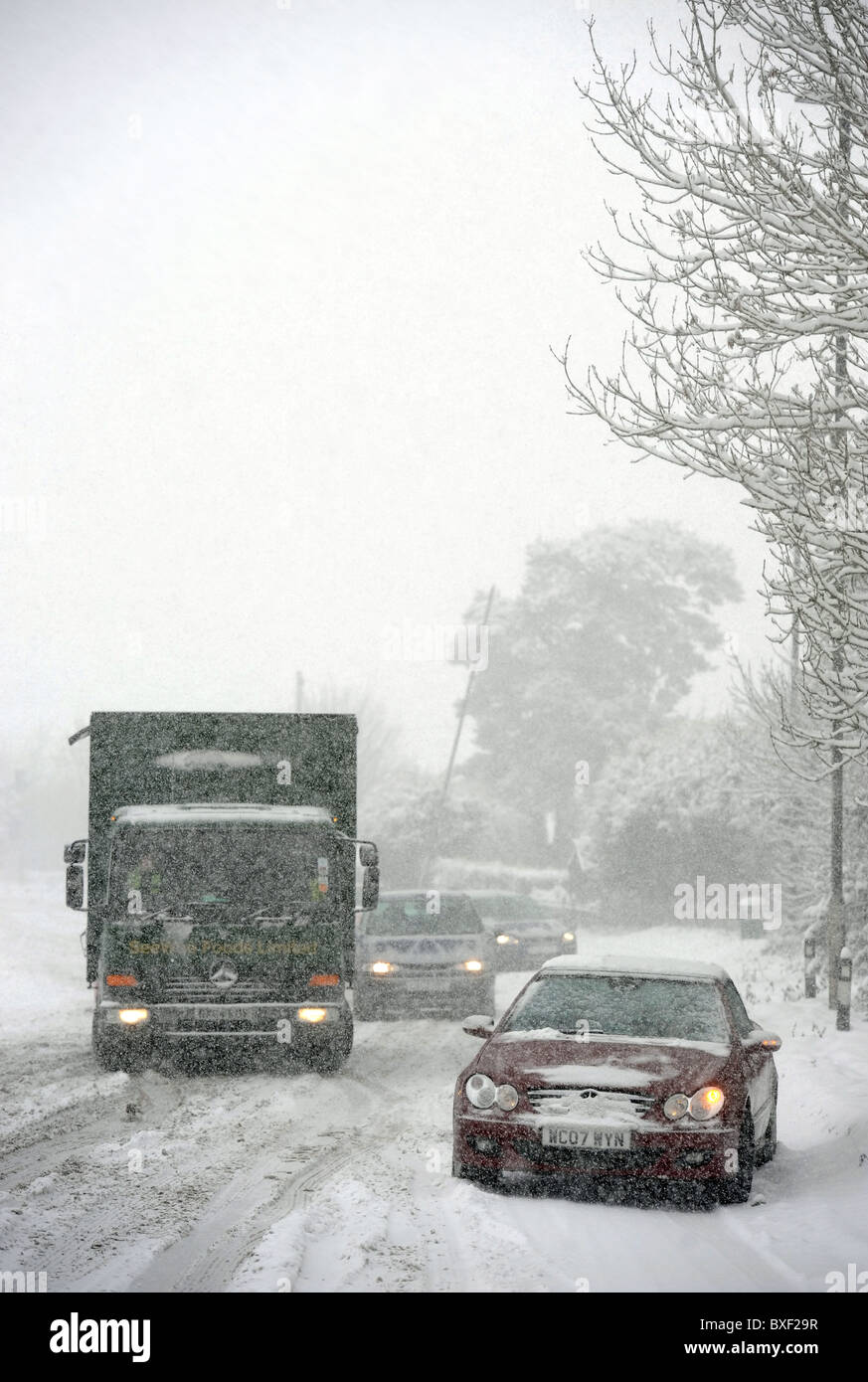 Pris dans le blizzard de la circulation sur l'A40 près de Andoversford Gloucestershire 18 déc 2010 Banque D'Images