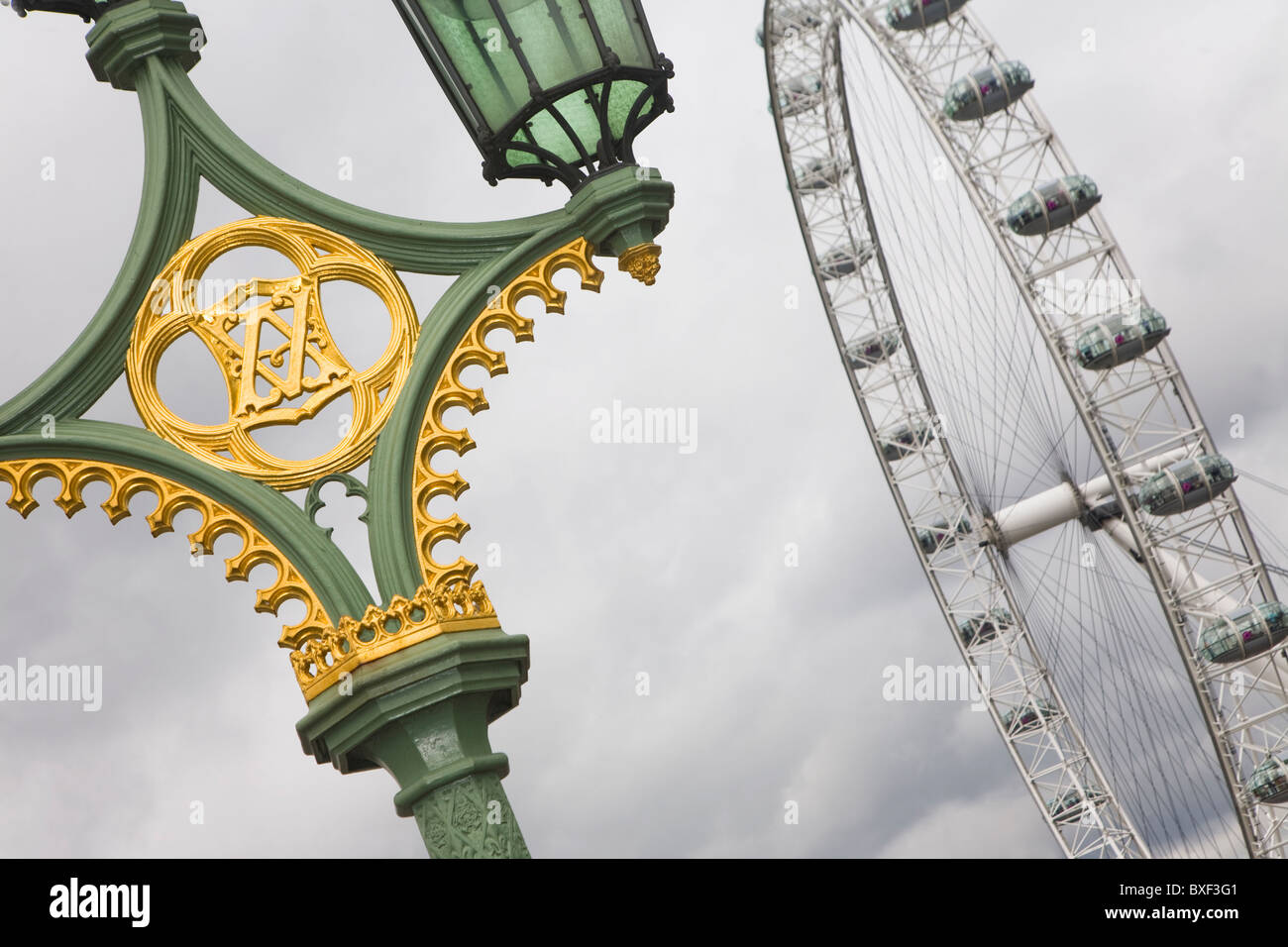 Vue sur le London Eye à partir de Westminster Bridge avec un détail d'un lampadaire en premier plan. Banque D'Images