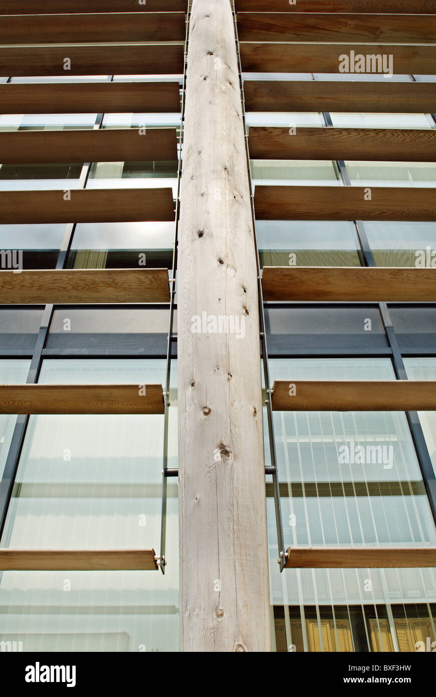 Extérieur en bois stores pare-soleil sur un bâtiment du siège maritime britannique Suffolk Felixstowe Banque D'Images