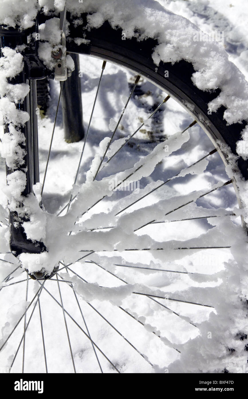 D'une roue de vélo est recouverte de neige Banque D'Images