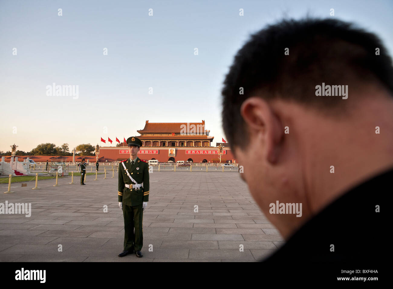 Soldat debout à la place Tiananmen, Pékin, Chine Banque D'Images