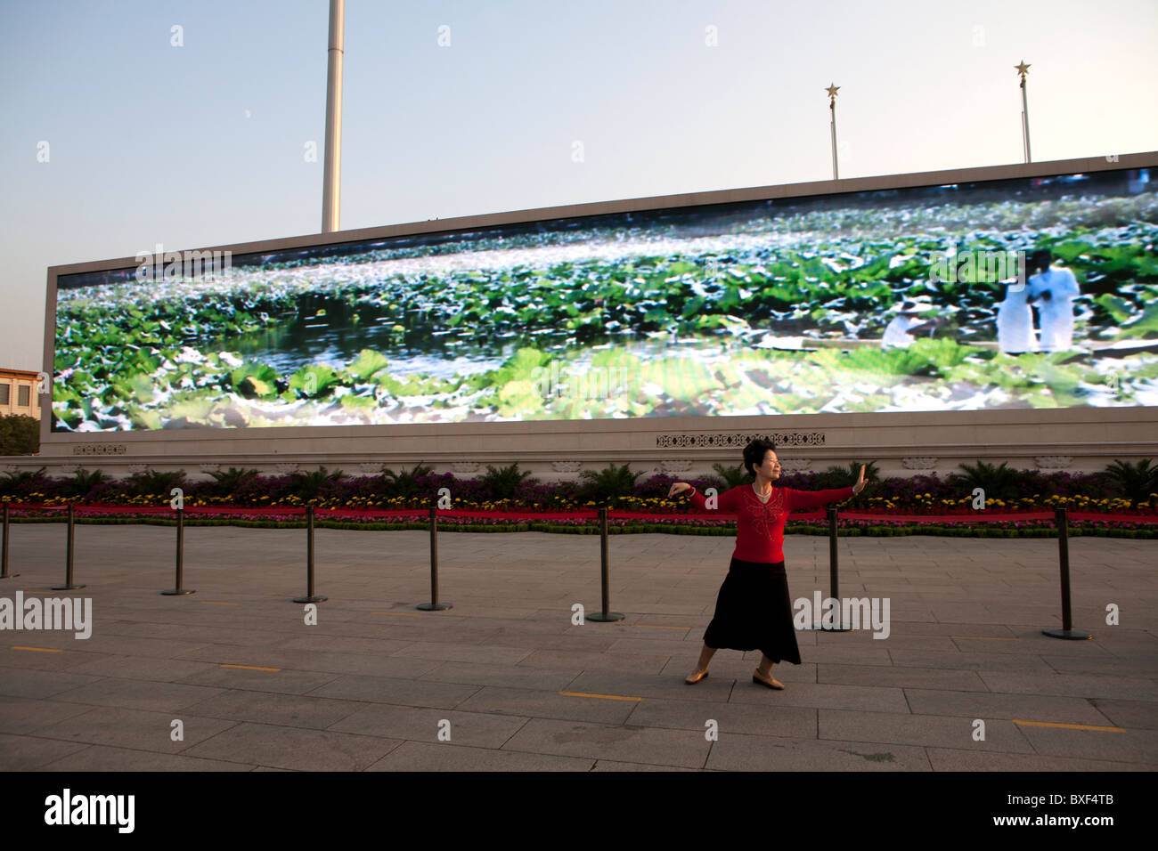 Femme dansant à la place Tiananmen, Pékin, Chine Banque D'Images