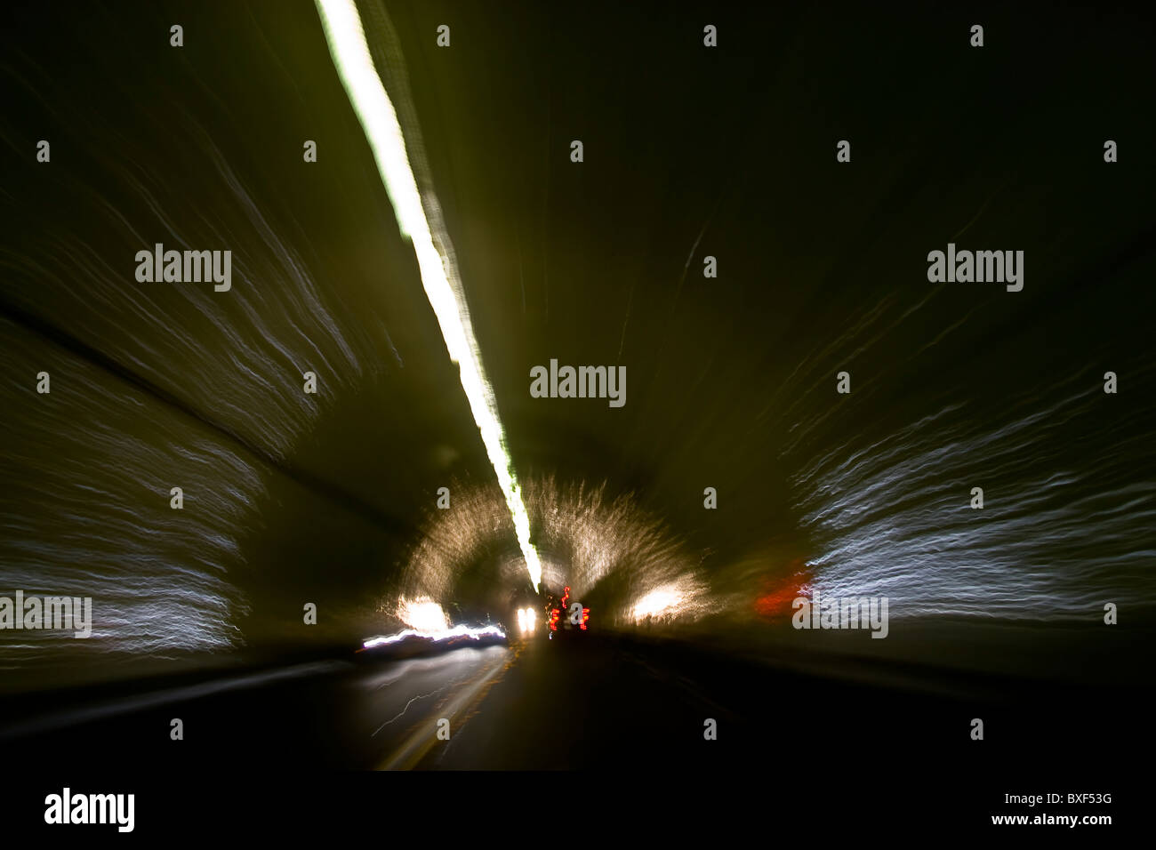 Excès de voiture dans un tunnel avec les phares et feux arrière qui se reflète sur la Dome et les côtés du tunnel Banque D'Images