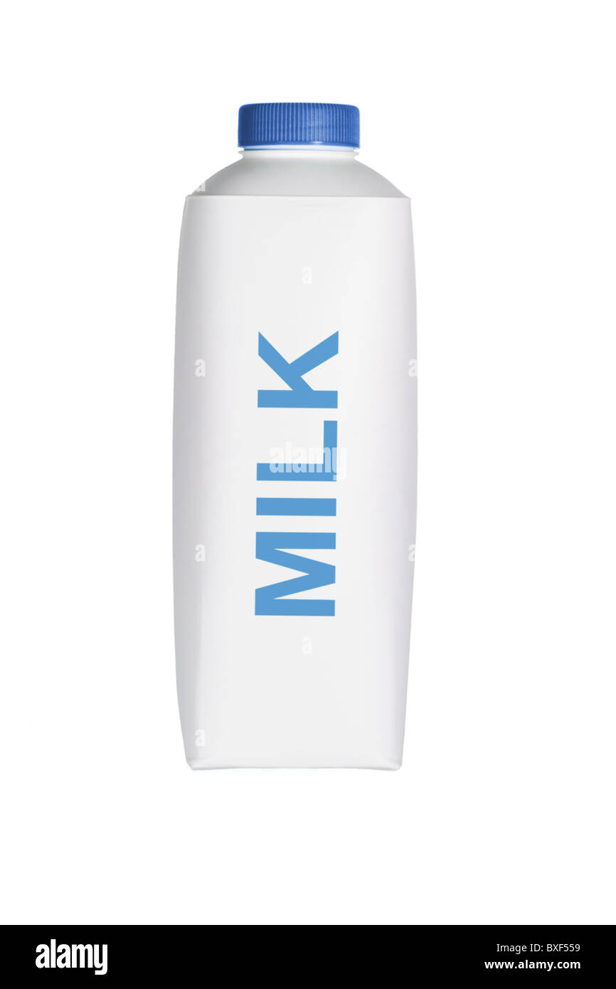 Boîte en plastique de lait frais sur fond blanc Banque D'Images