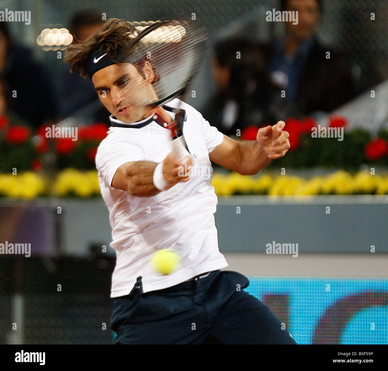 Roger Federer (SUI) en action contre Stanislas Katrinka (SUI) au cours de la 3ème ronde - Mens de Mutua Madrilena Open de tennis à Madrid Banque D'Images