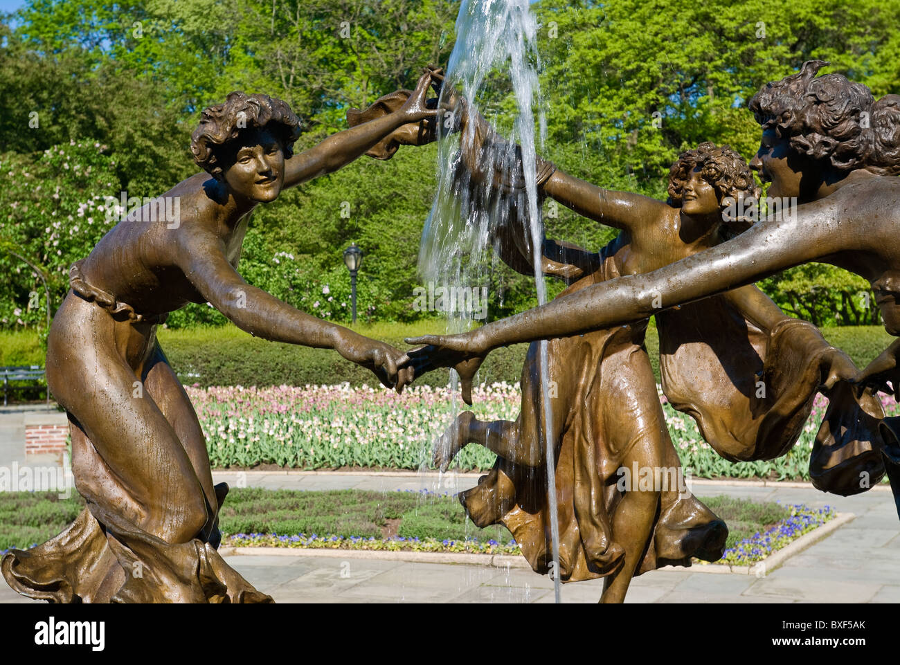 Jardin conservatoire de Central Park, à New York avec les trois jeunes filles dansant statue par le sculpteur Walter Schott. Banque D'Images