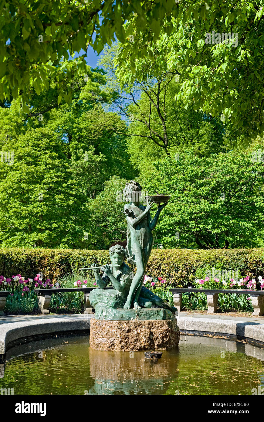 Jardin d'hiver avec le Jardin Secret à Statue Fontaine Burnett représentant Dickon et Marie, Central Park, New York City. Banque D'Images