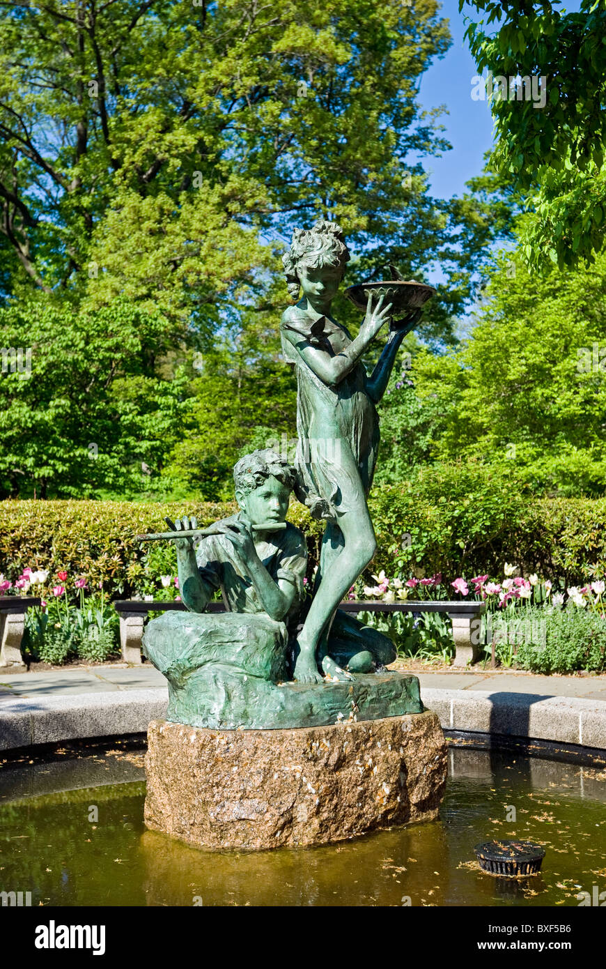 Jardin d'hiver avec le Jardin Secret à Statue Fontaine Burnett représentant Dickon et Marie, Central Park, New York City. Banque D'Images