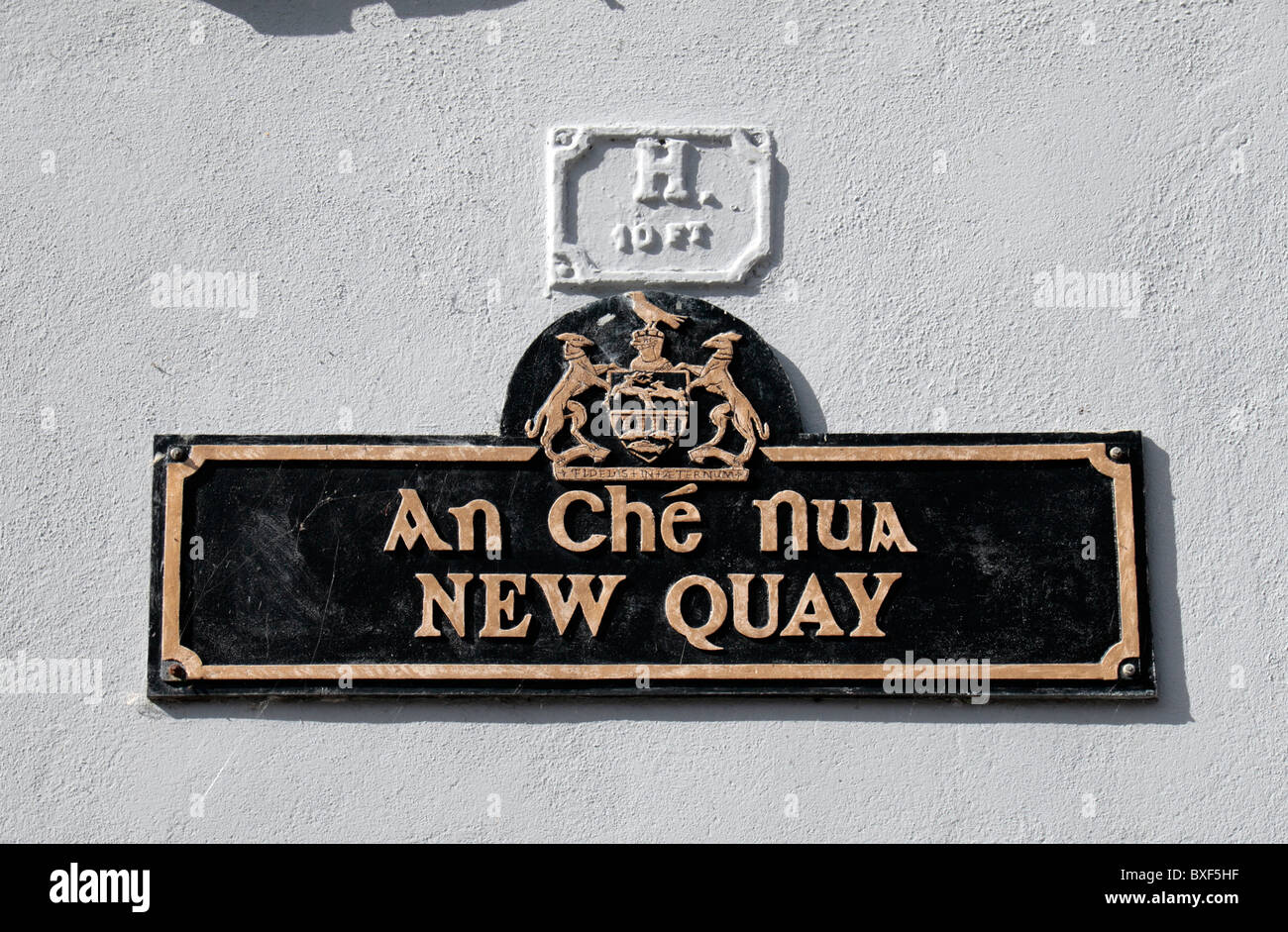 Un double-langue le nom de la route sign in Clonmel, comté de Tipperary, Irlande (Eire). Banque D'Images