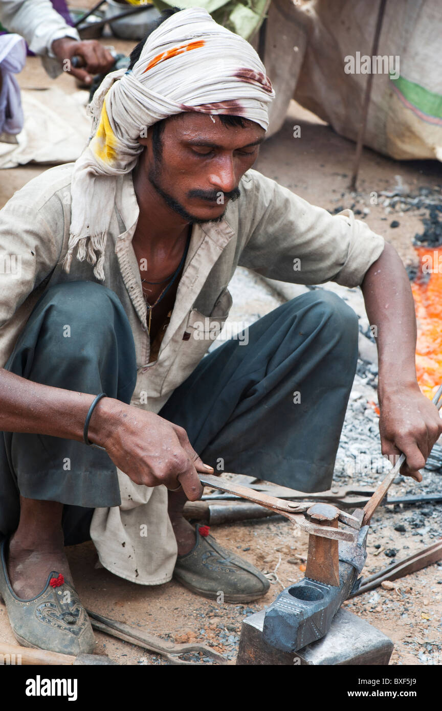 Gadia Lohar. Rajasthan nomade homme forger ax généraux. L'errance de l'Inde des forgerons Banque D'Images