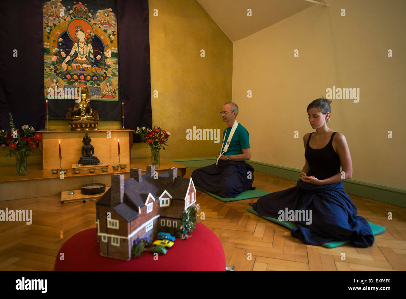 Les bouddhistes méditer en silence pendant 30 minutes dans leur lieu de culte à la Chambre centre de retraite bouddhiste Rivendell, Angleterre. Banque D'Images