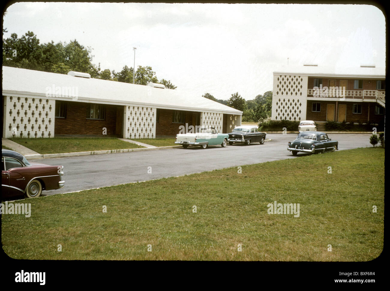 Années 1950, des voitures garées à l'extérieur motel en Amérique du Sud 1959 convertible Banque D'Images