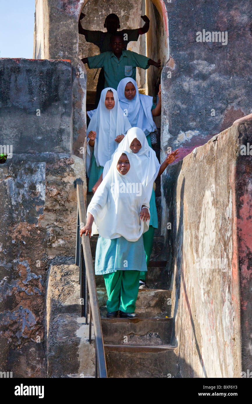 Les étudiants musulmans, Fort Jésus, Mombasa, Kenya Banque D'Images