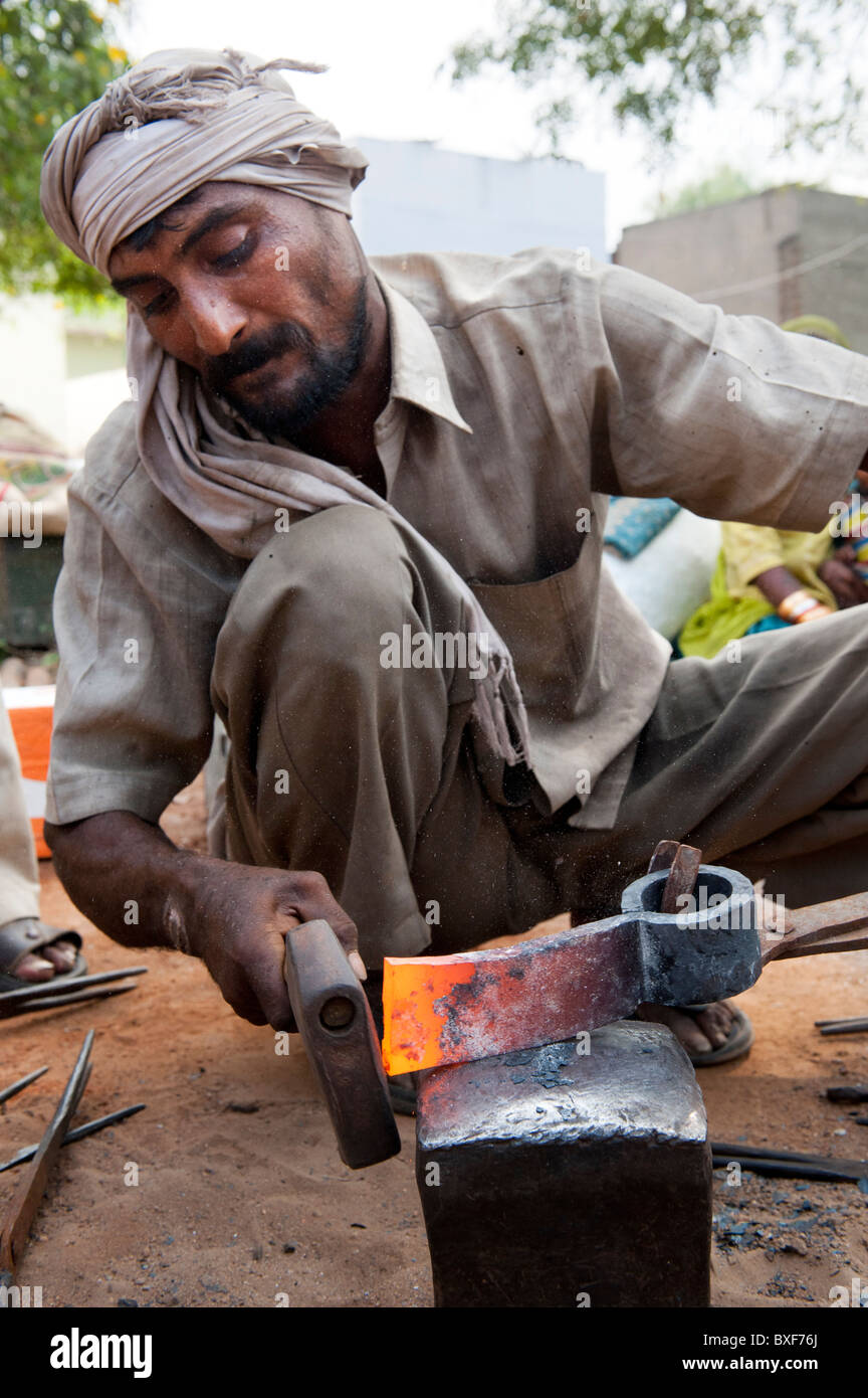 Gadia Lohar. Rajasthan nomade homme forger ax généraux. L'errance de l'Inde les forgerons. L'Inde Banque D'Images