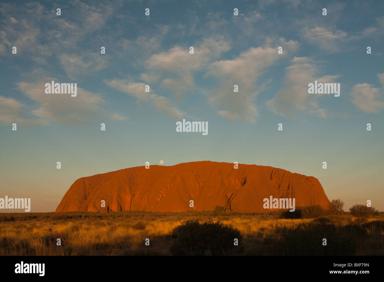 Coucher du soleil avec la Lune se levant sur Uluru (Ayers Rock), le Parc National d'Uluru-Kata Tjuta, Territoire du Nord, Yulara Banque D'Images