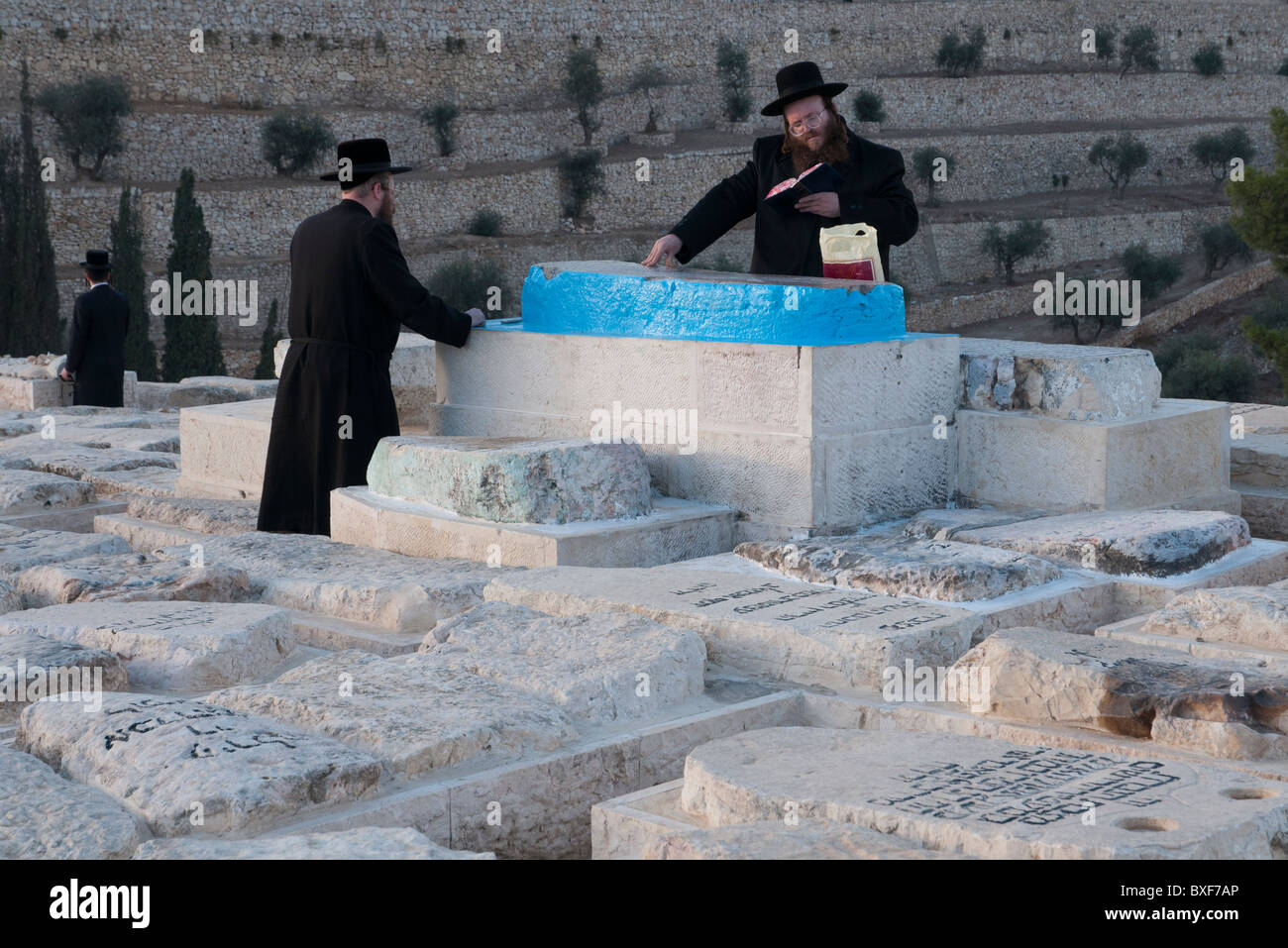 Deux juifs orthodoxes prier sur le tombeau de rabbi hakhaim ou au cimetière du Mont des Oliviers. Jérusalem Banque D'Images