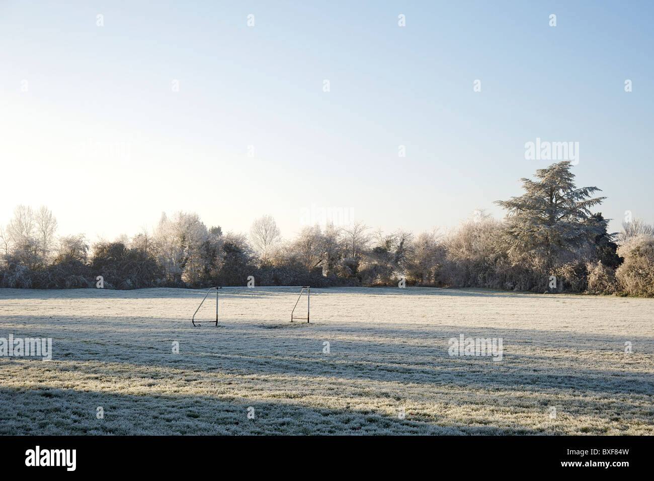 Frost couverts un terrain de football à cinq, Stratford-on-Avon, dans le Warwickshire, Angleterre, RU Banque D'Images