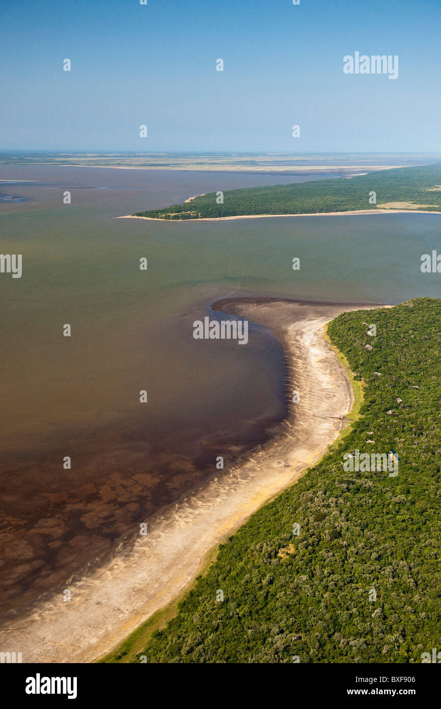 Vue aérienne de la zone humide d'iSimangaliso montrant Hells Gates entre le lac St Lucia et False Bay Banque D'Images