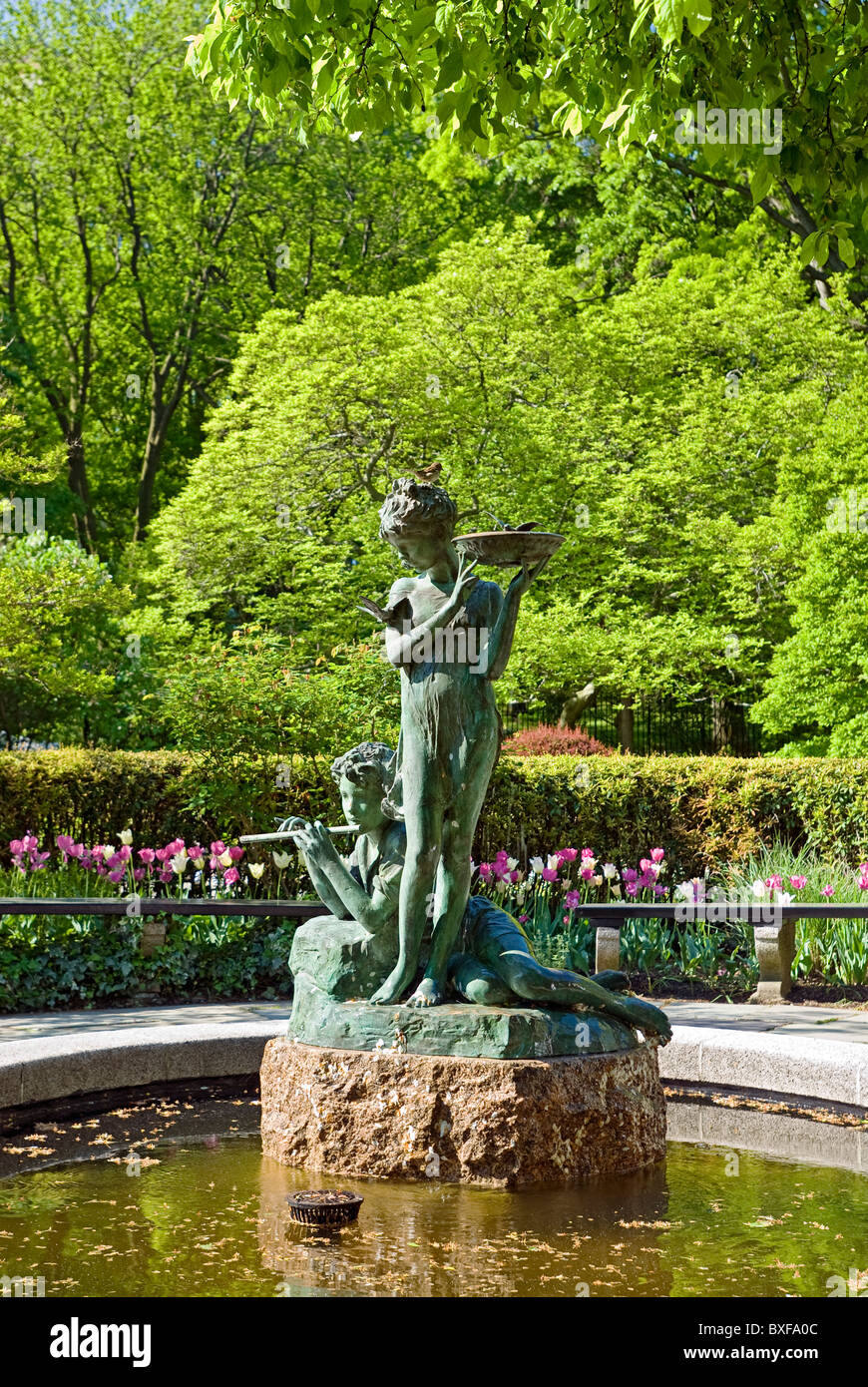 Jardin d'hiver avec le Jardin Secret à Statue Fontaine Burnett représentant Dickon et Marie, Central Park, New York City. Banque D'Images