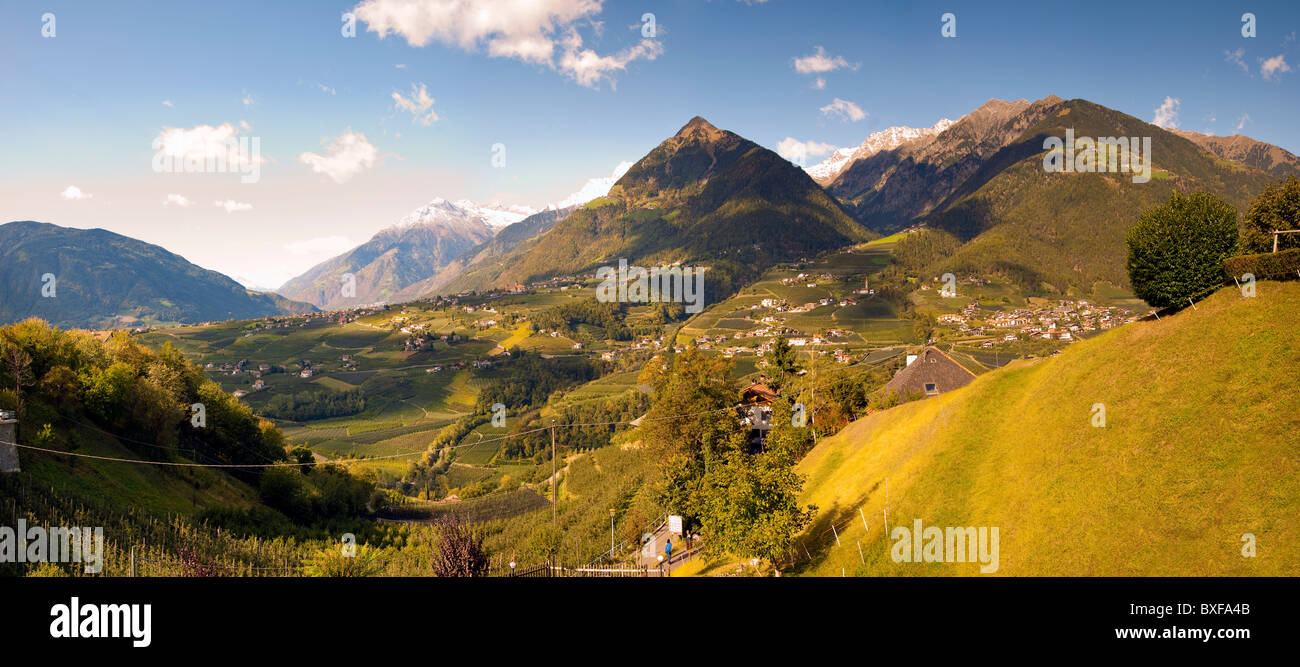 Vue sur la vallée de la ville de Scena, Trentin-Haut-Adige, Italie Banque D'Images