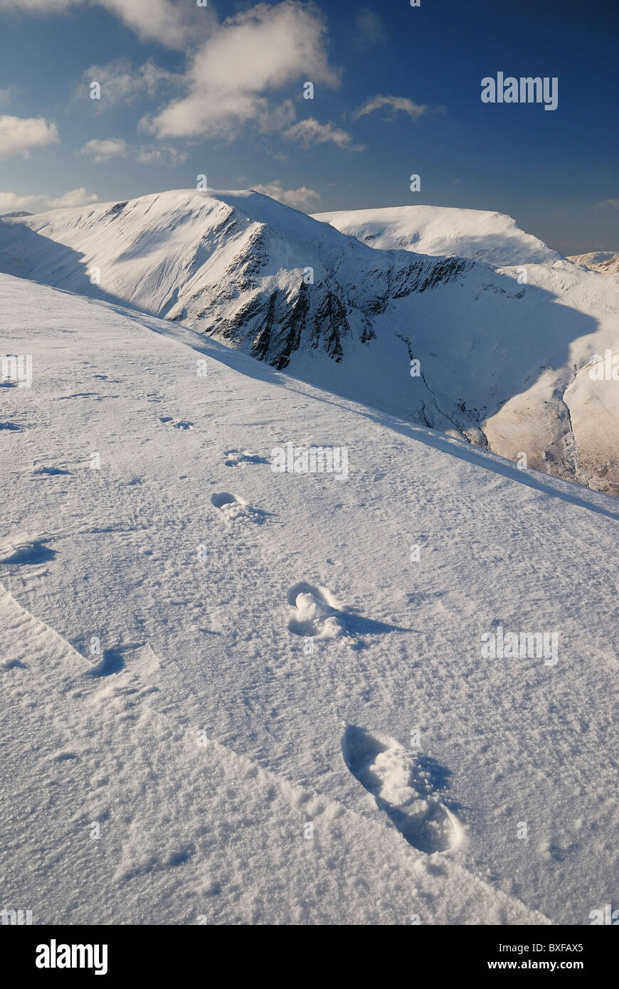 Traces de pas dans la neige le Hindscarth Haut Spy, avec en arrière-plan. L'hiver dans le Lake District Banque D'Images