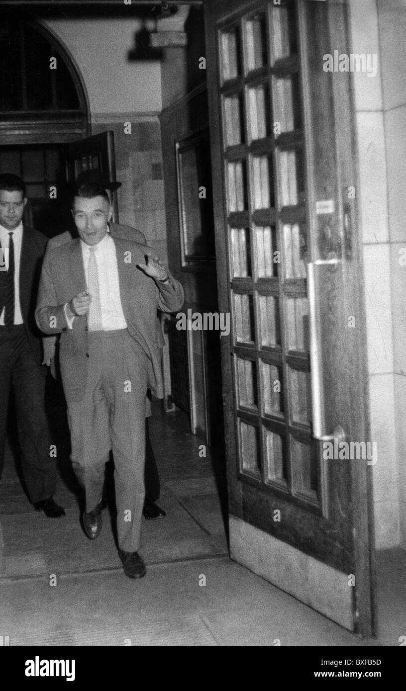 Augstein, Rudolf, 5.11.1923 - 7.11.2002, journaliste allemand, rédacteur en chef de « fer Spiegel », laissant Pressehaus à 4 heures après interrogatoire, Hambourg, 27.10.1962, , Banque D'Images