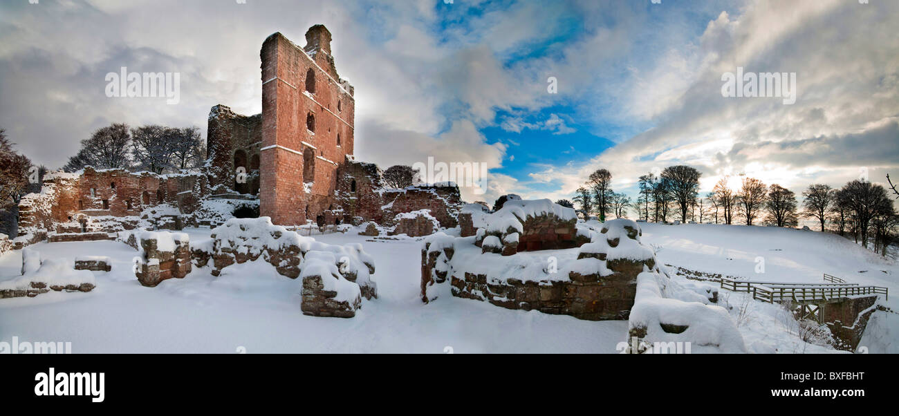 Vue sur le donjon du château de Norham une fois l'endroit le plus dangereux en Angleterre. L'un des sujets favoris de Turner. Banque D'Images