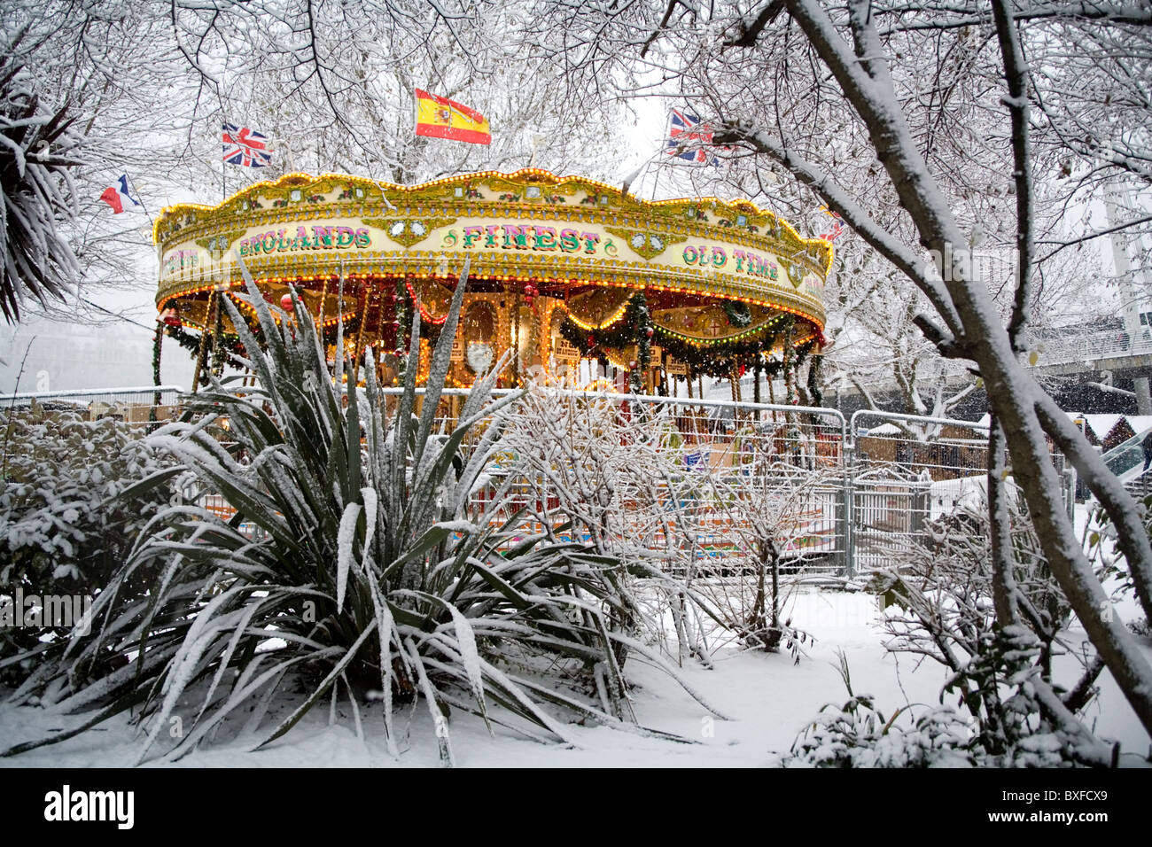 'MERRY GO ROUND' DANS PAYSAGE D'HIVER, Londres, Angleterre, Grande-Bretagne, Royaume-Uni. Banque D'Images