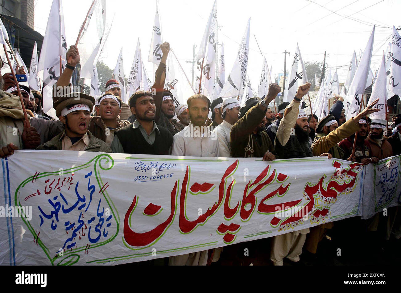 Les partisans du Tehreek-e-Jitsehar Yakjehti Cachemire crier des slogans en faveur du peuple du Cachemire au cours de rassemblement au GT.road à Peshawar Banque D'Images