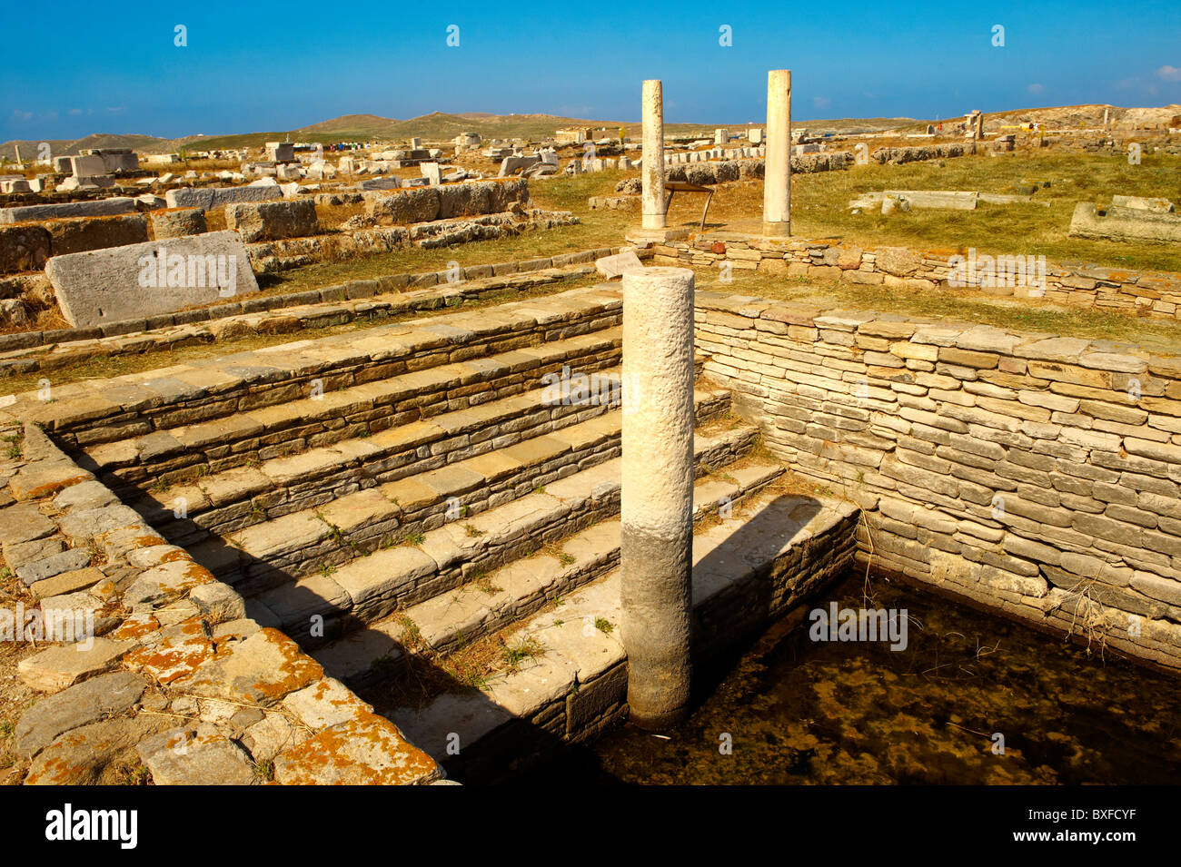 La fontaine de Minoan dans les ruines de la ville grecque de Delos Banque D'Images