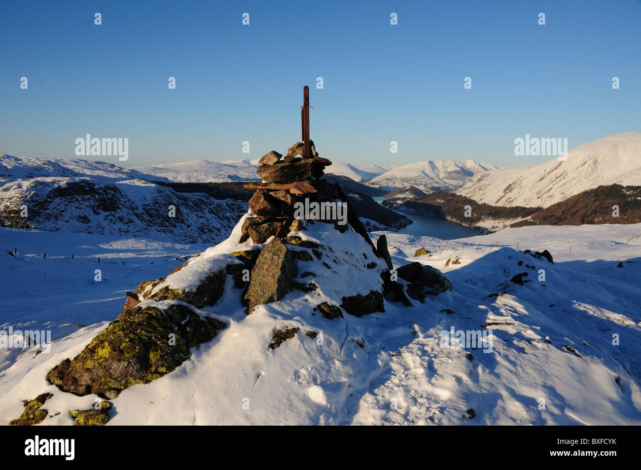 Cairn sur le sommet d'acier a chuté en hiver dans le Lake District. Thirlmere et Blencathra dans l'arrière-plan Banque D'Images