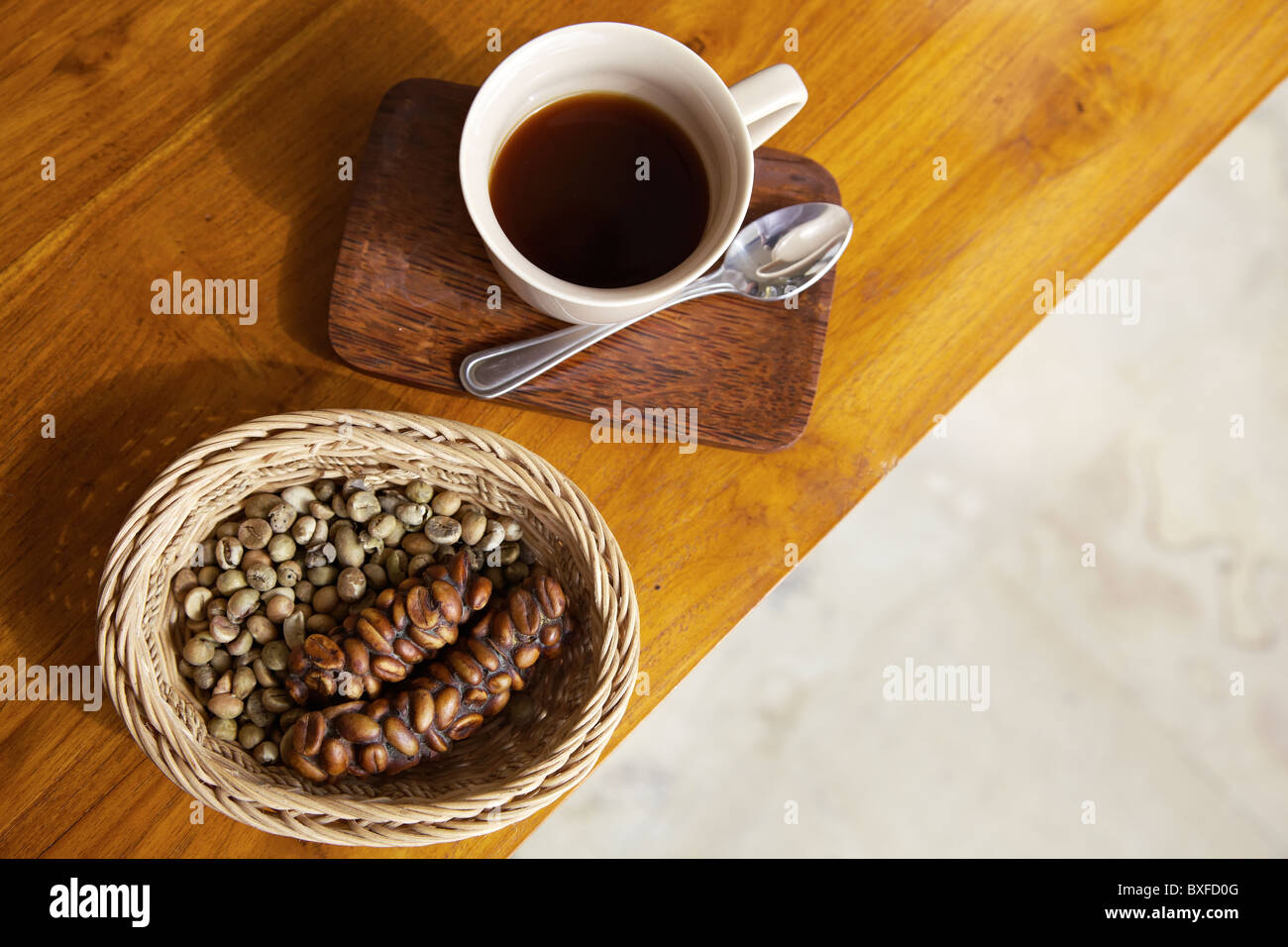 Café de civette, ou du café Kopi Luwak (indonésien) Brown avant de rôtir les haricots, fèves blanches après. Produit fini dans la tasse. Banque D'Images