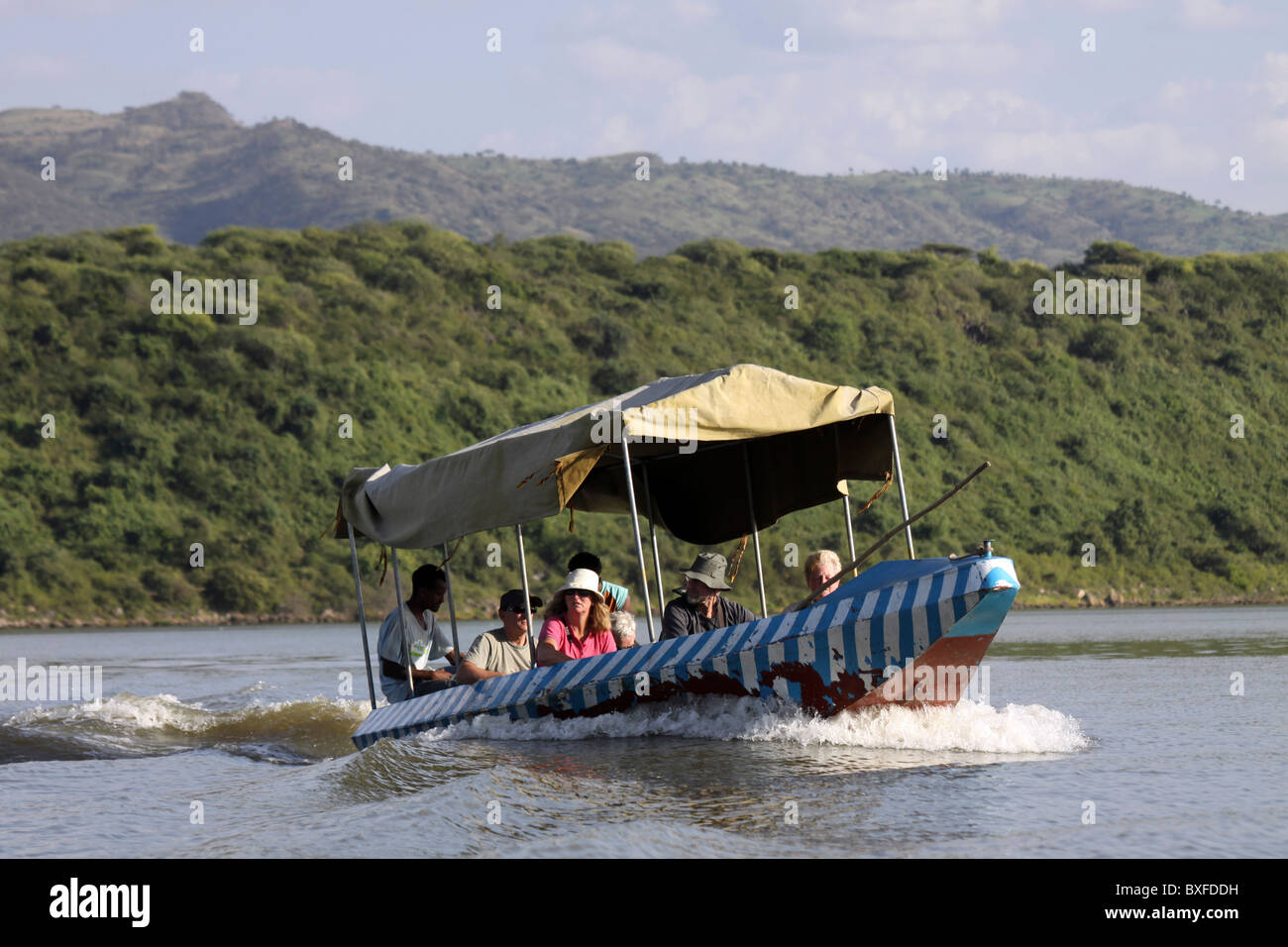 Les touristes profitant d'une balade en bateau sur le Lac Chamo, Ethiopie Banque D'Images