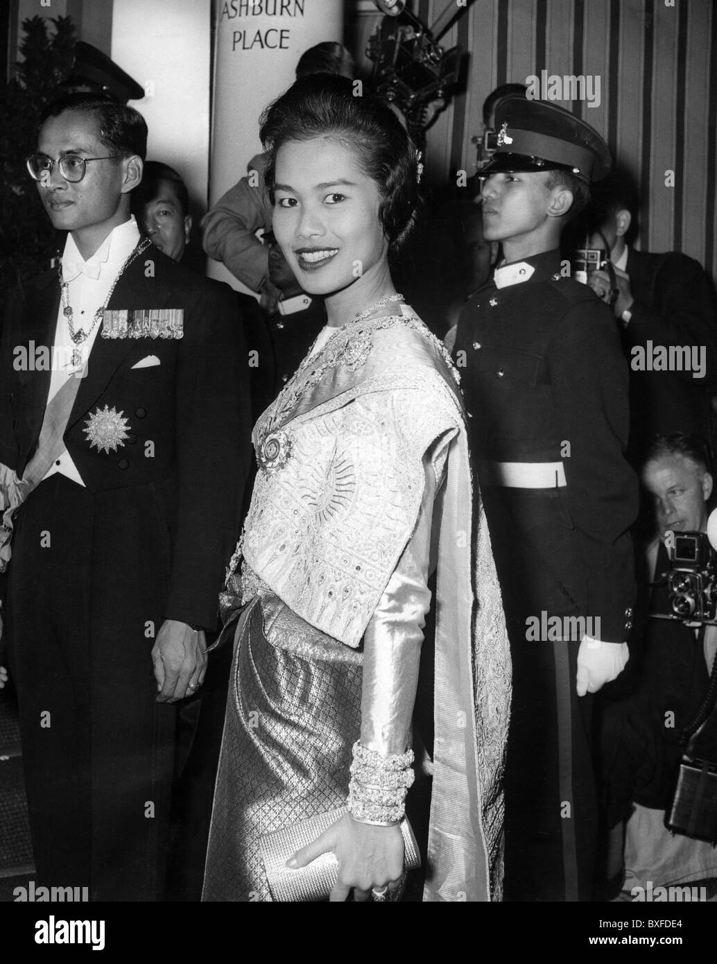 Rama IX Bhumibol Adulyadai, 5.12.1927 - 13.10.2016, roi de Thaïlande depuis 9.6.1946, visite d'État en Grande-Bretagne, épouse Reine Sirikit, réception à l'ambassade de Thaïlande, Ashburn Place, Londres, 21.7.1960, , Banque D'Images