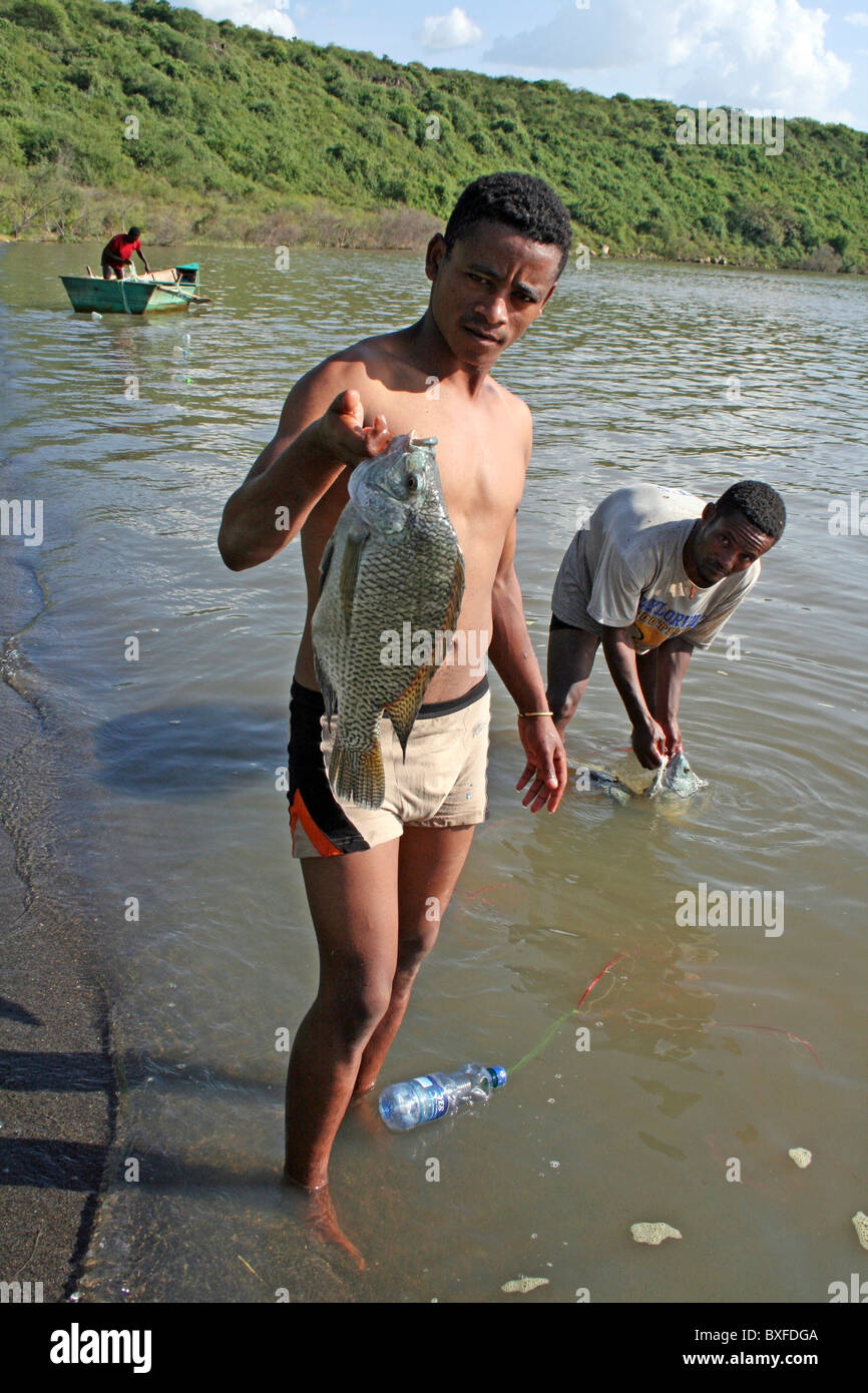 Le pêcheur local Holding Freshly Caught poisson Tilapia, Lac Chamo, Ethiopie Banque D'Images