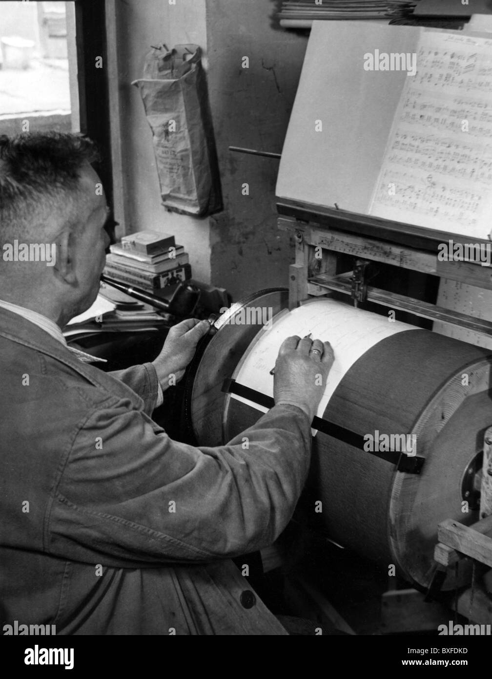 Personnes, professions, constructeur d'organes, conversion d'une partition de piano en notes d'organes, Waldkirch, Black Forrest, années 1950, , droits-supplémentaires-Clearences-non disponible Banque D'Images