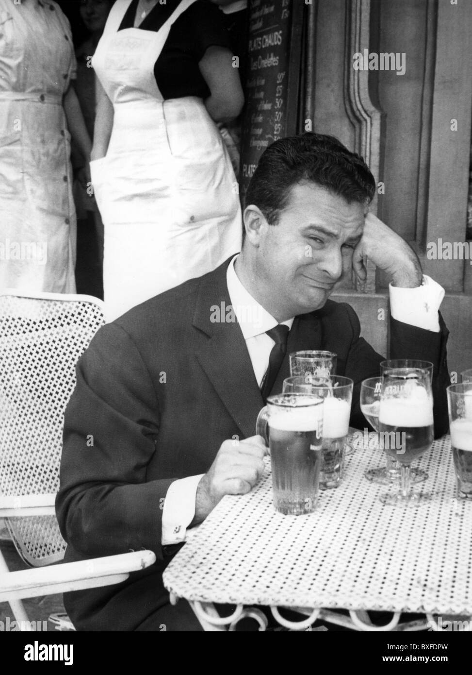 Bobbejaan, 16.5.1925 - 17.5.2010, chanteur et animateur belge, pleurant sa bière, 1960, , Banque D'Images