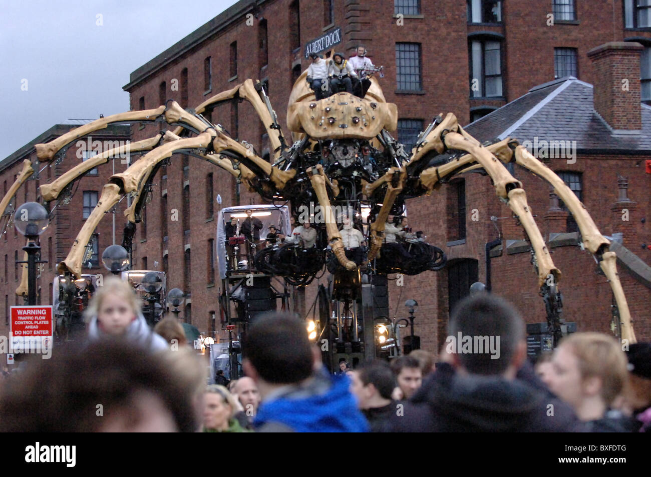 'La Princesse' à Liverpool au cours de la capitale de la Culture Célébrations avec l'Albert Dock bâtiment en arrière-plan. Banque D'Images
